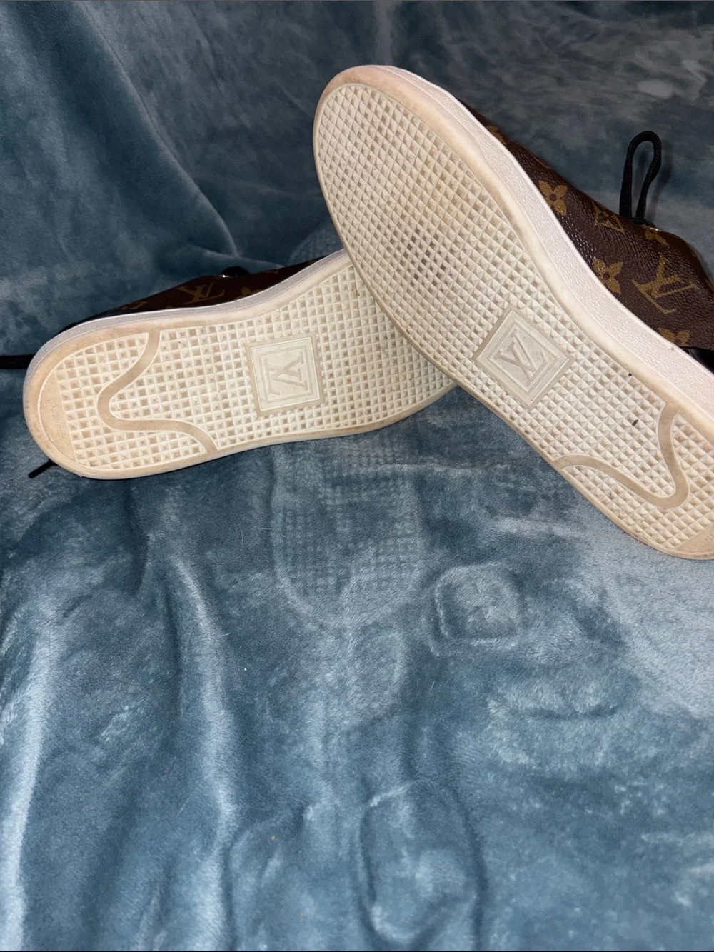 Louis Vuitton Auth Front Row Womens sneakers.